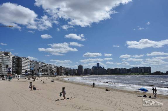 Dia de sol na praia de Pocitos, em Montevideo, no Uruguai